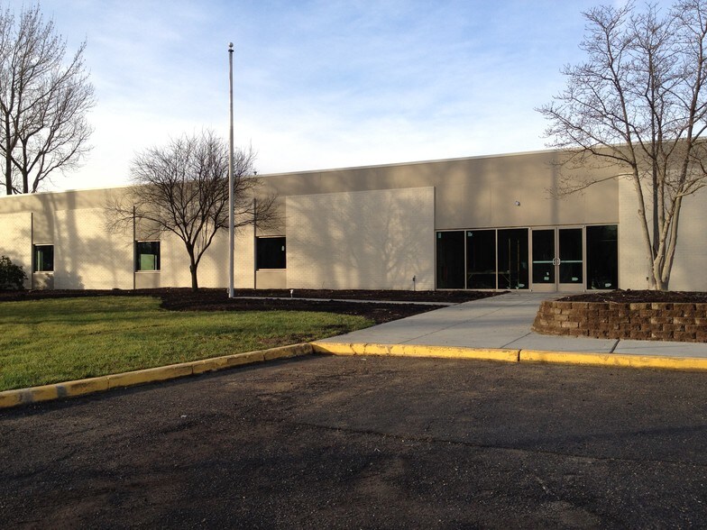 More Photos Of 200 Connecticut Dr, Burlington Warehouse For Lease