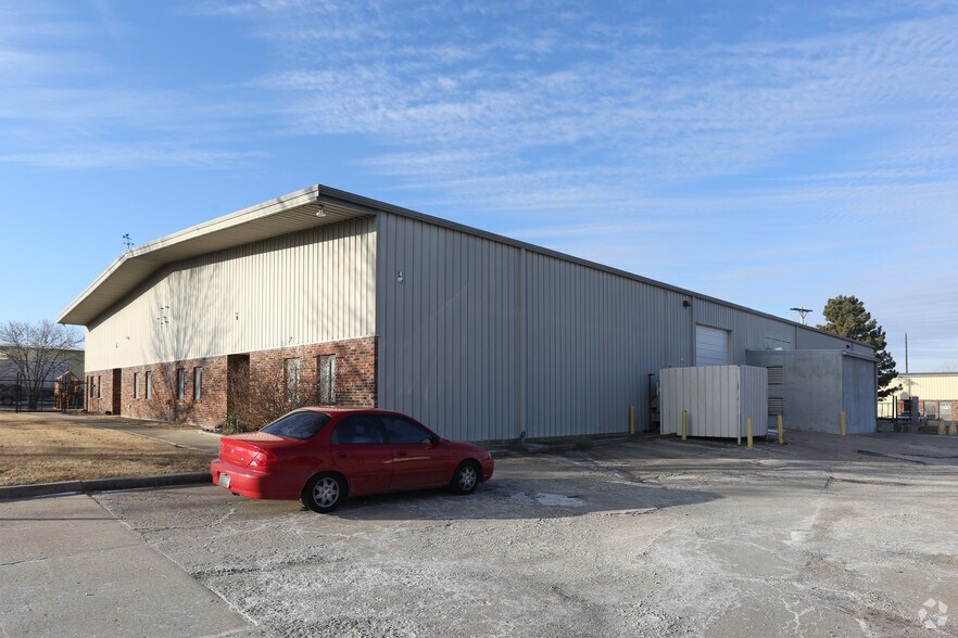 More Photos Of 311-315 N Burch St, Olathe Manufacturing For Sale