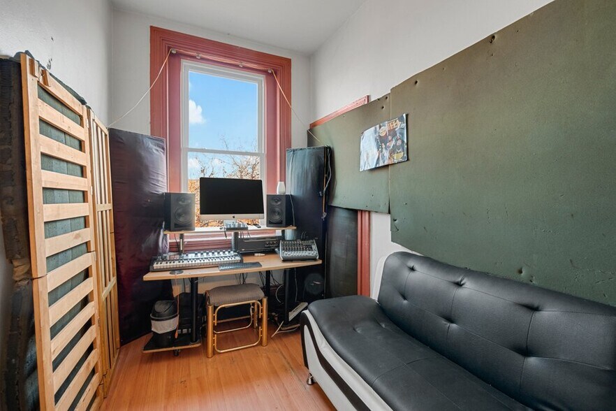 More Photos Of 2112 N Charles St, Baltimore Office For Sale