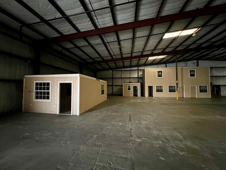 More Photos Of 100 Lupita Cir, Del Rio Distribution For Lease