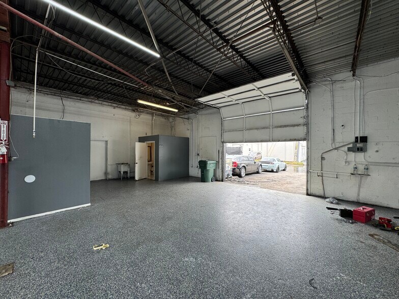 More Photos Of 3901 NE 5th Ter, Oakland Park Warehouse For Lease