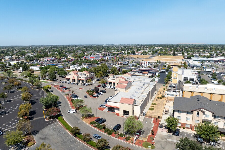 More Photos Of 1321-1349 Historical Plaza Way, Manteca General Retail For Lease