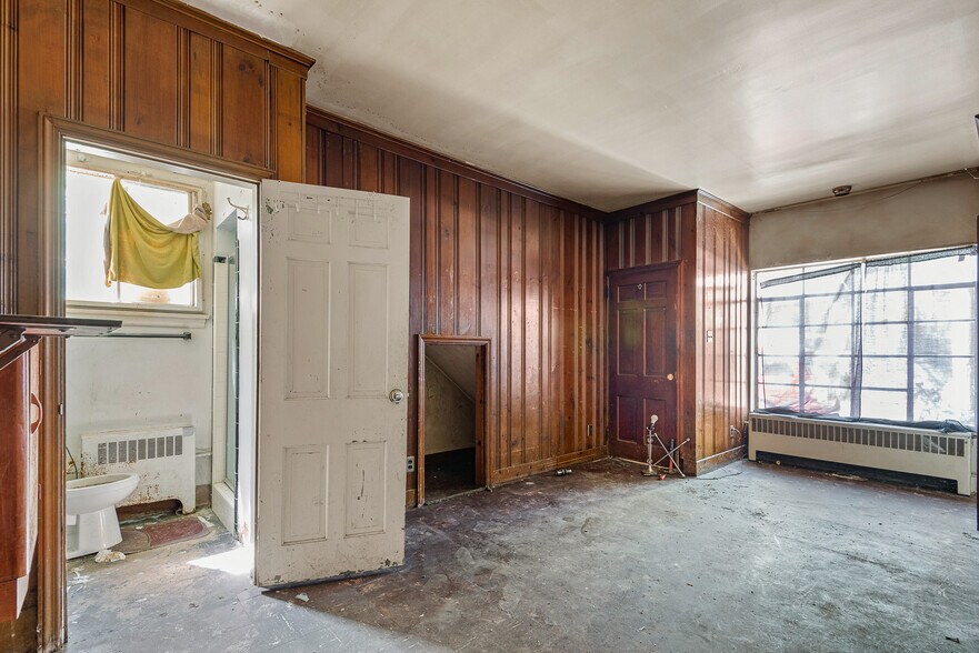 More Photos Of 9 E 44th St, Wilmington Office Residential For Sale