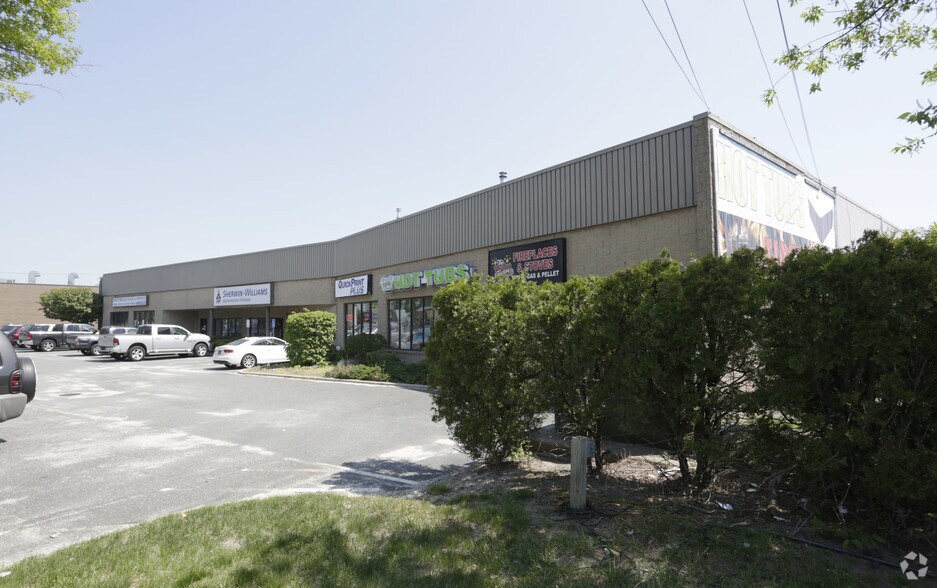 More Photos Of 1601-1607 Lakeland Ave, Bohemia Warehouse For Lease