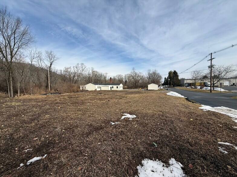 More Photos Of 305 W Stiger St, Hackettstown Manufacturing For Lease