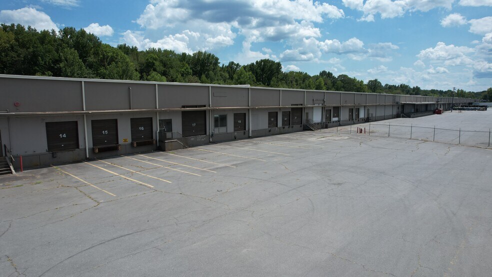 More Photos Of 1900 W 65th St, Little Rock Distribution For Lease