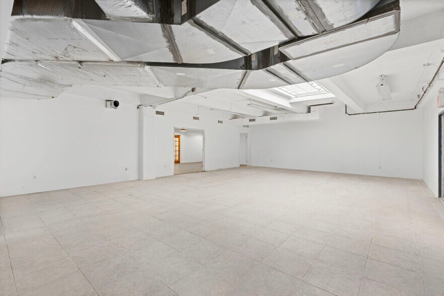 More Photos Of 11-17 43rd Ave, Long Island City Office For Lease