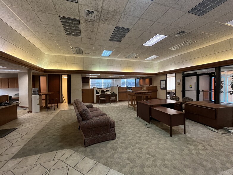 More Photos Of 624 30th ave, Hutchinson Office For Sale