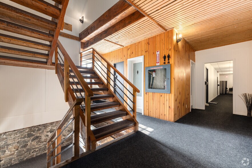 More Photos Of 32 Rue Saint-Charles, Longueuil Office For Lease