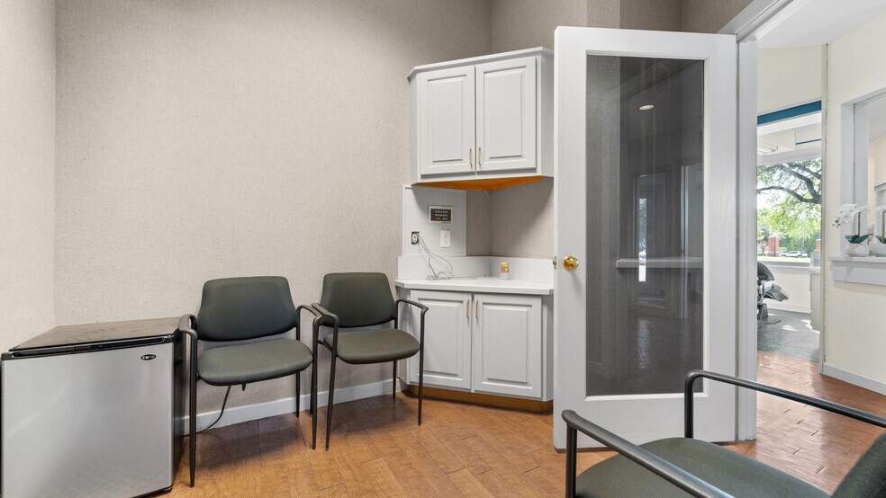 More Photos Of 189 Historic Town Sq, Lancaster Medical For Sale