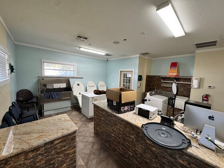 More Photos Of 5633 Metrowest Blvd, Orlando Veterinarian Kennel For Lease