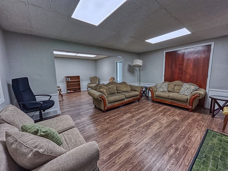 More Photos Of 300 4th St, Elyria Office Residential For Lease