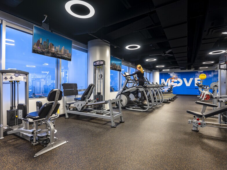 More Photos Of 24 Greenway Plz, Houston Office For Lease