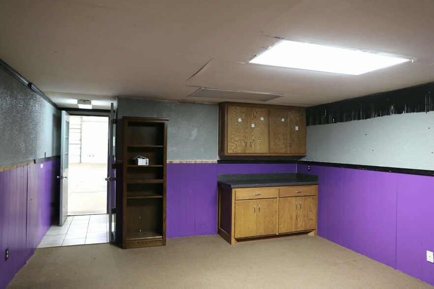 More Photos Of 126 S Pine St, Ponca City Warehouse For Sale