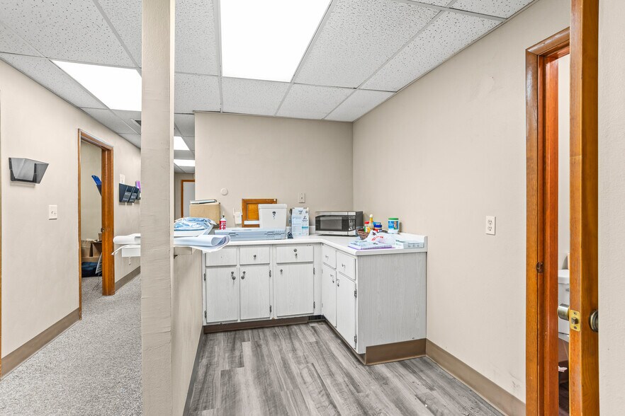 More Photos Of 105 Sycamore St, Medway Medical For Sale