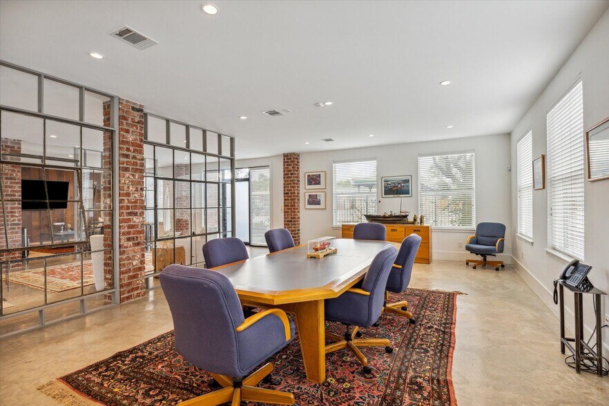 More Photos Of 128 W 17th St, Houston Loft Creative Space For Sale
