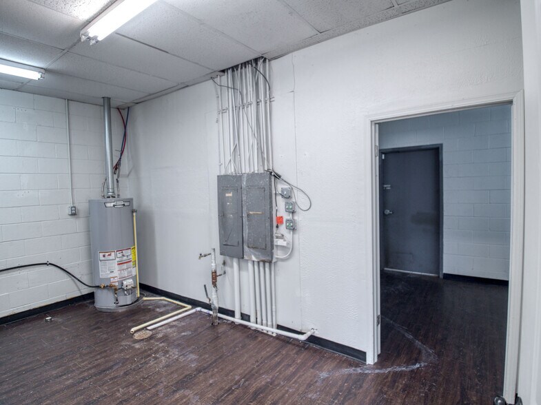 More Photos Of 2000 N MacArthur Blvd, Oklahoma City Storefront Retail Residential For Sale