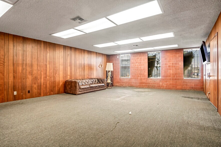 More Photos Of 13333-13345 Saticoy St, North Hollywood Warehouse For Lease