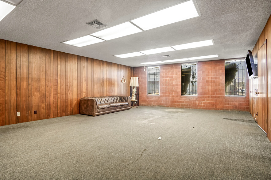 More Photos Of 13333-13345 Saticoy St, North Hollywood Warehouse For Lease