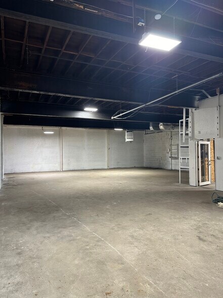 More Photos Of 152 Center St, Chicopee Warehouse For Lease
