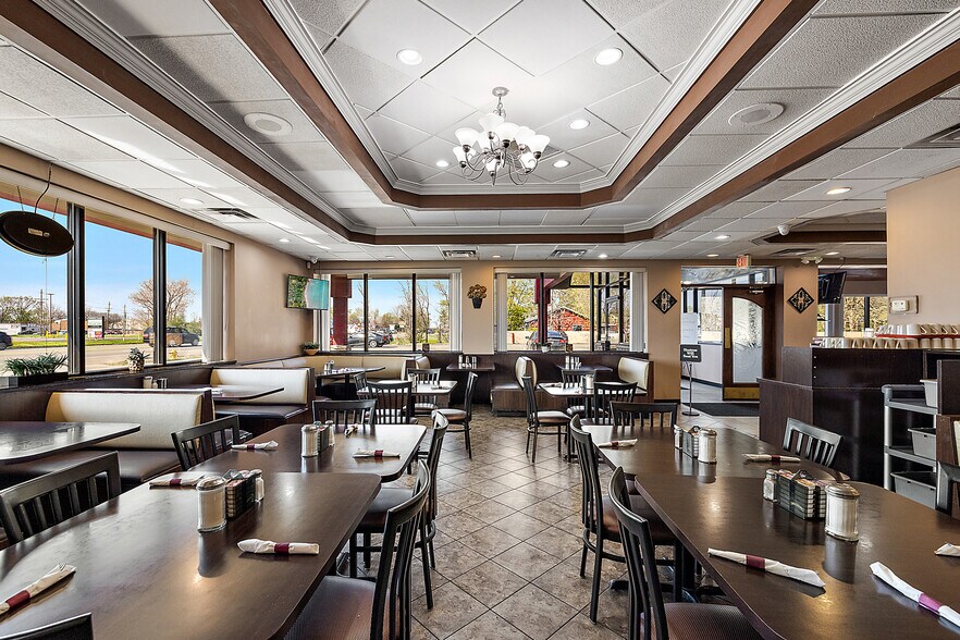 More Photos Of 37116 S Groesbeck Hwy, Clinton Township Restaurant For Sale