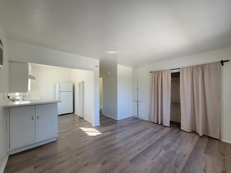 More Photos Of 652 N Whitnall Hwy, Burbank Apartments For Sale
