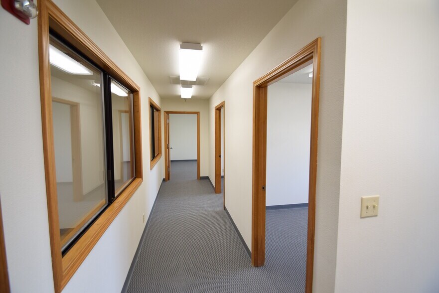 More Photos Of 742-746 SE Glenwood Dr, Bend Manufacturing For Lease