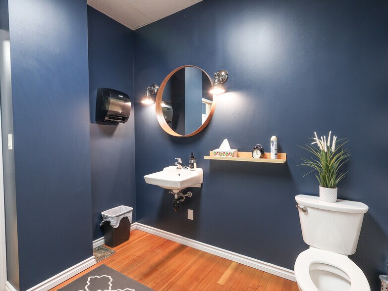 More Photos Of 5010 50 st, Stettler General Retail For Sale