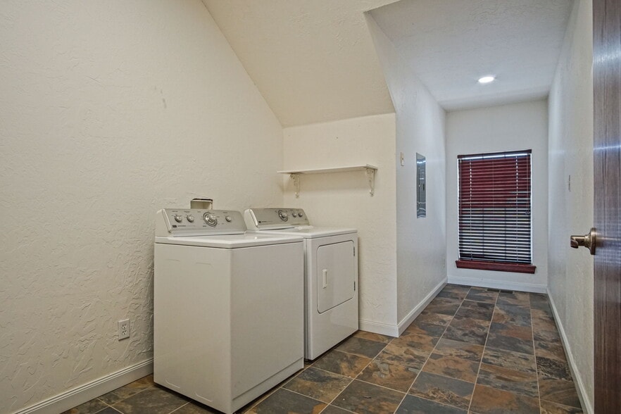 More Photos Of 2412 Palmer Cir, Norman Office For Sale