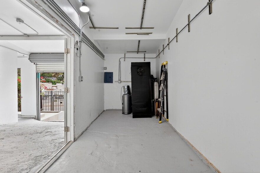 More Photos Of 9939 Commerce Ave, Tujunga Storefront For Sale