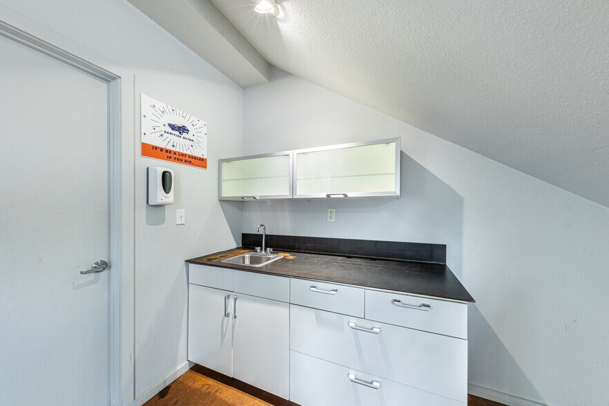 More Photos Of 1107 S 8th St, Austin Office Residential For Lease