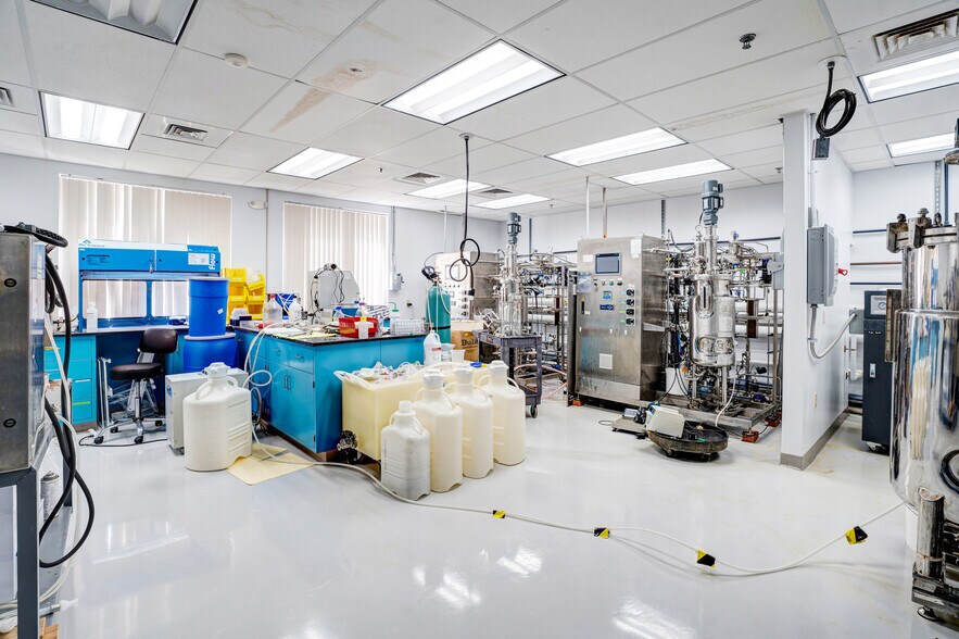 More Photos Of 13-15 DeAngelo Dr, Bedford Research And Development For Lease