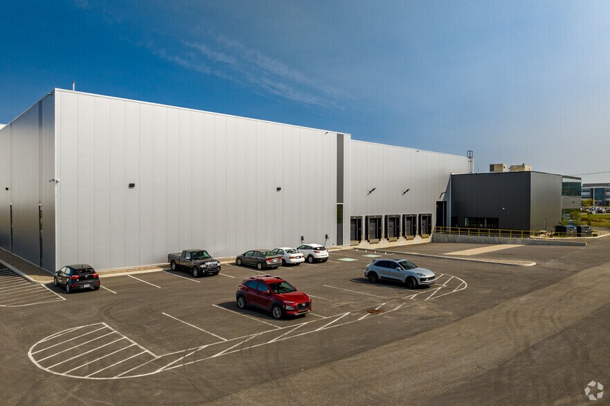 More Photos Of 210-250 St Jean-Coutu, Varennes Distribution For Lease