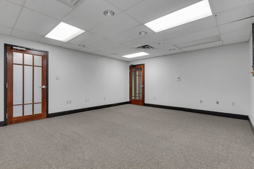 More Photos Of 590 Cataraqui Woods Dr, Kingston Flex For Sale