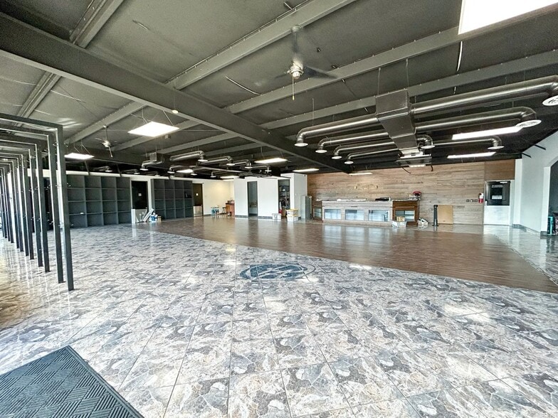 More Photos Of 14037 Stuebner Airline Rd, Houston Showroom For Sale
