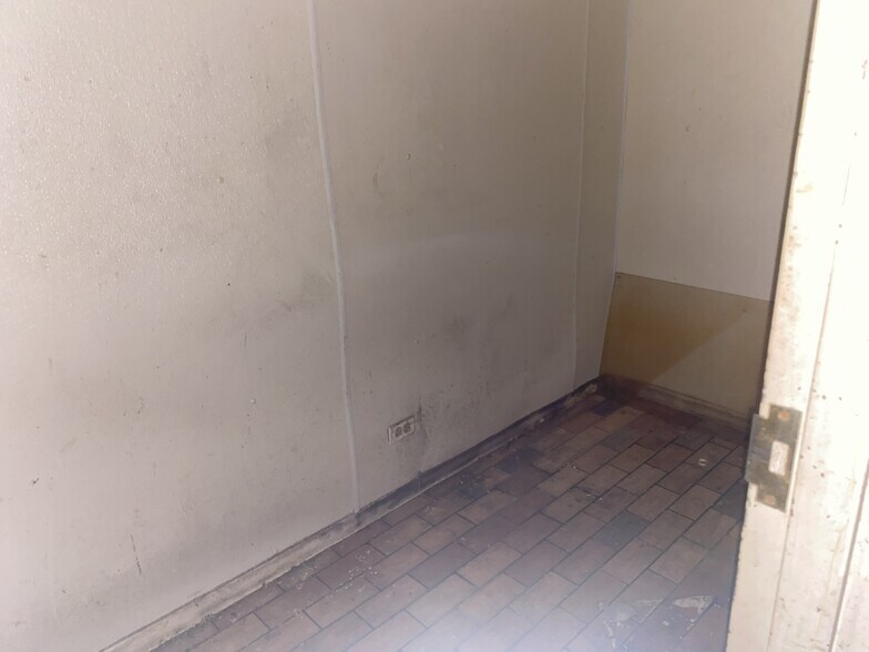 More Photos Of 5424-5428 25th St, Cicero Industrial For Sale