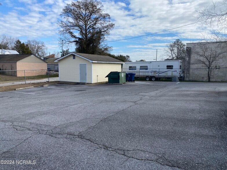 More Photos Of 112 E 5th St, Washington General Retail For Sale