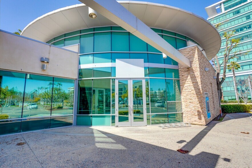 More Photos Of 8623 Spectrum Center Blvd, San Diego Freestanding For Sale