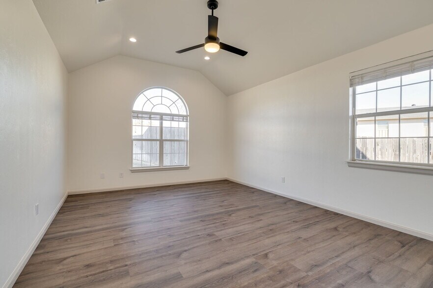 More Photos Of 201-203 E 10th St Plz, Edmond Office For Lease