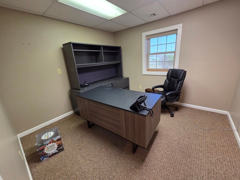More Photos Of 352 Three Springs Rd, Bowling Green Office For Sale