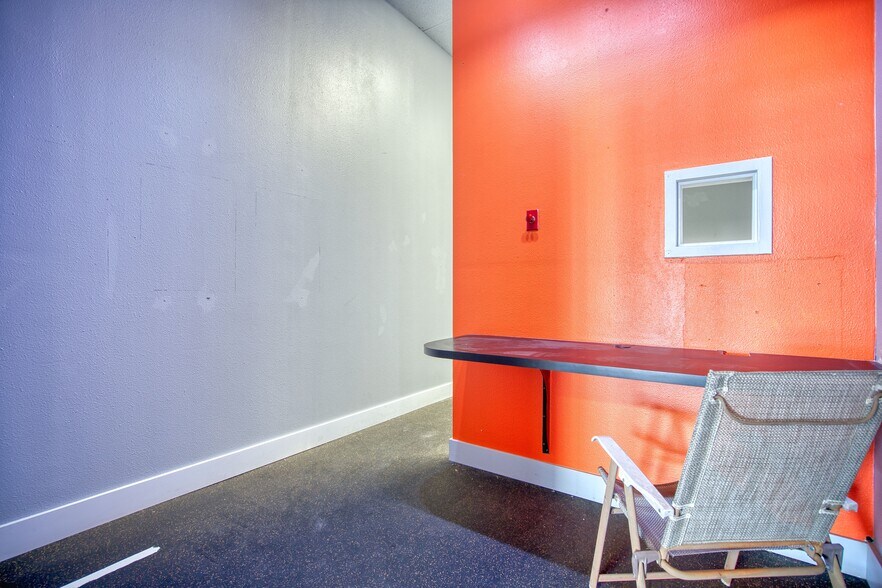 More Photos Of 305-325 Waneka Pky, Lafayette General Retail For Lease