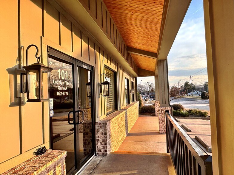 More Photos Of 101 Lochlyn Pl, Bonaire Storefront For Sale