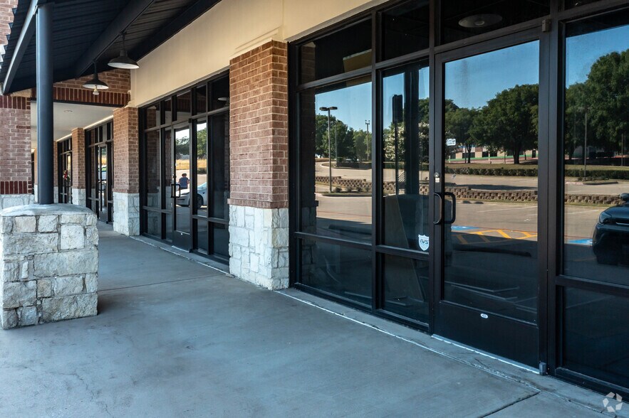 More Photos Of 2585 MacArthur Blvd, Lewisville Storefront Retail Office For Lease