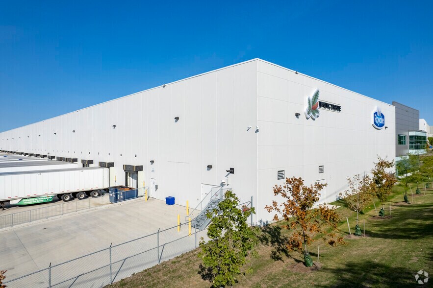 More Photos Of 40 Norelco Dr, Toronto Warehouse For Lease