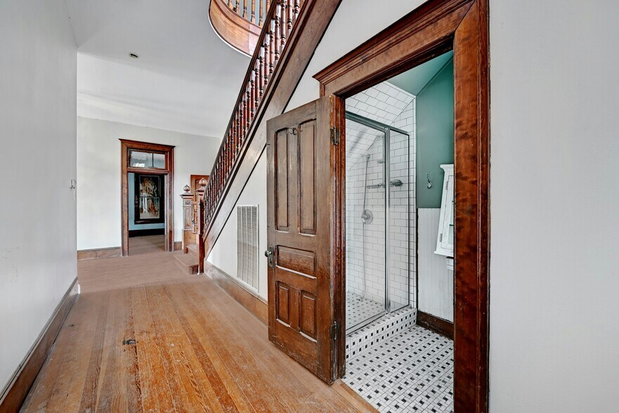 More Photos Of 709 N Lexington St, Manor Specialty For Sale