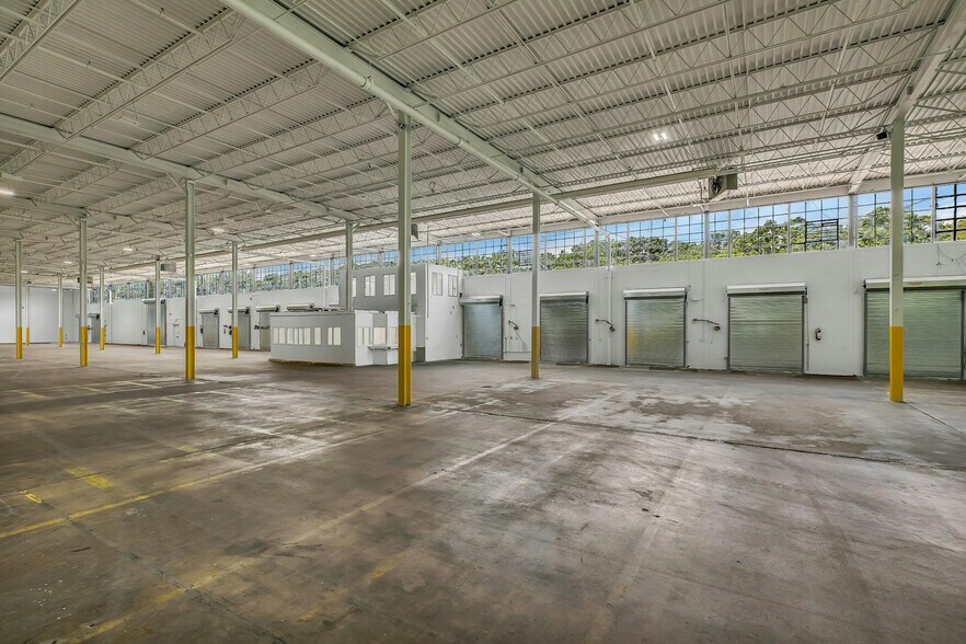 More Photos Of 45 Ranick Rd, Hauppauge Warehouse For Lease