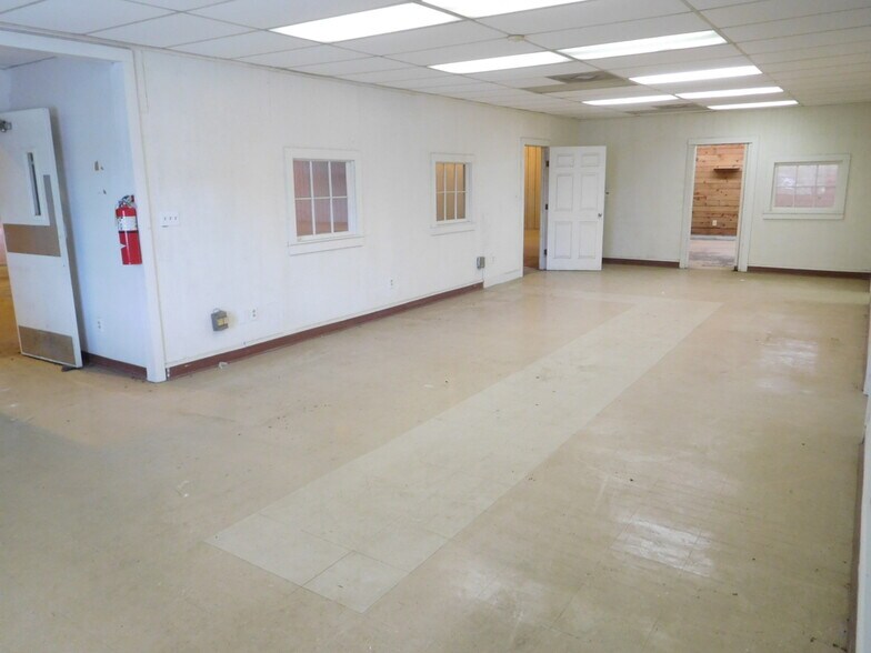More Photos Of 520 Maple St, Gainesville Warehouse For Lease