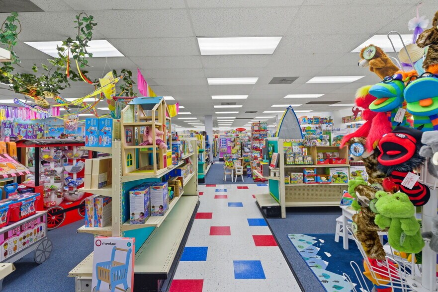 More Photos Of 825 North University Avenue, Little Rock Freestanding For Sale