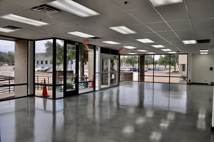 More Photos Of 2214 Braker Ln, Austin Distribution For Lease