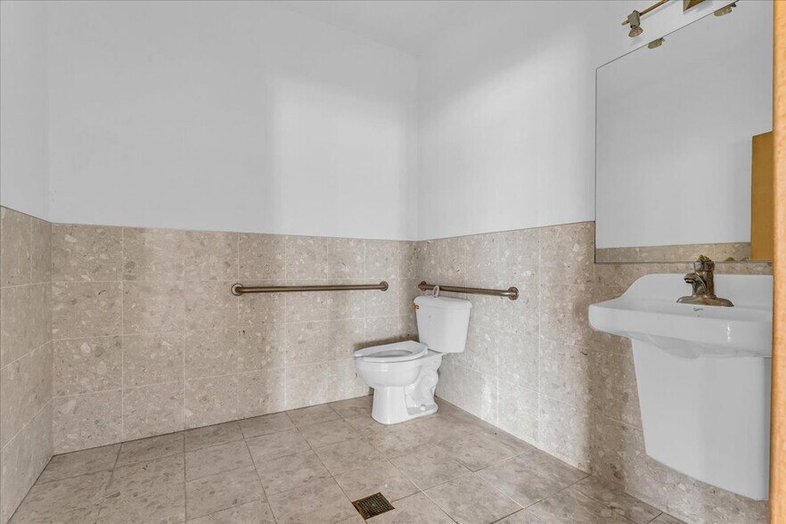 More Photos Of 4950 24th Ave, Fort Gratiot Medical For Sale